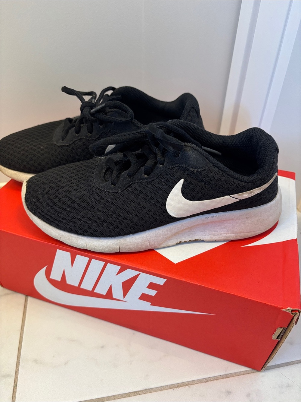 Nike 3.5Y Kids Black and White Mesh Athletic Sneakers